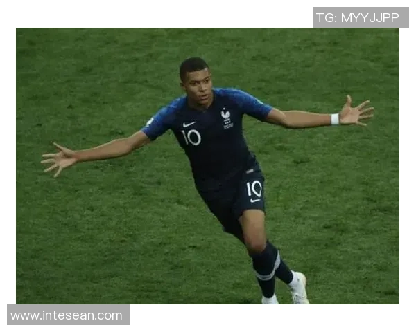 姆巴佩:绿茵场上的“三球魔术师”,五大联赛之巅的耀眼新王!