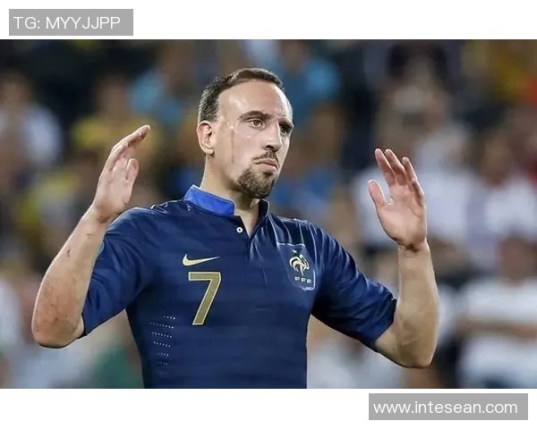 绿茵传奇再聚首:里贝里晒与齐达内合照,时光荏苒,情谊永恒 绿茵传奇再聚首:里贝里晒与齐达内合照,时光荏苒,情谊永恒